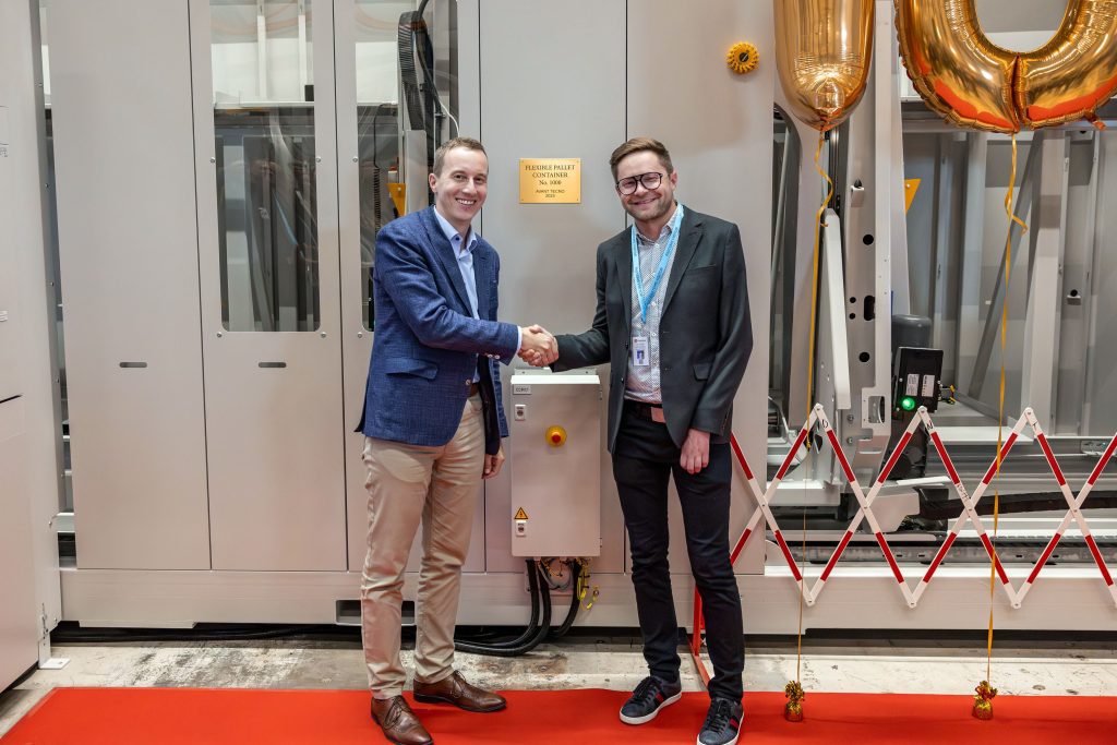 Fastems’ CEO Mikko Nyman and Avant Tecno’s CEO Jani Käkelä celebrating the 1,000th FPC at Fastems’ production site before shipping and commissioning.